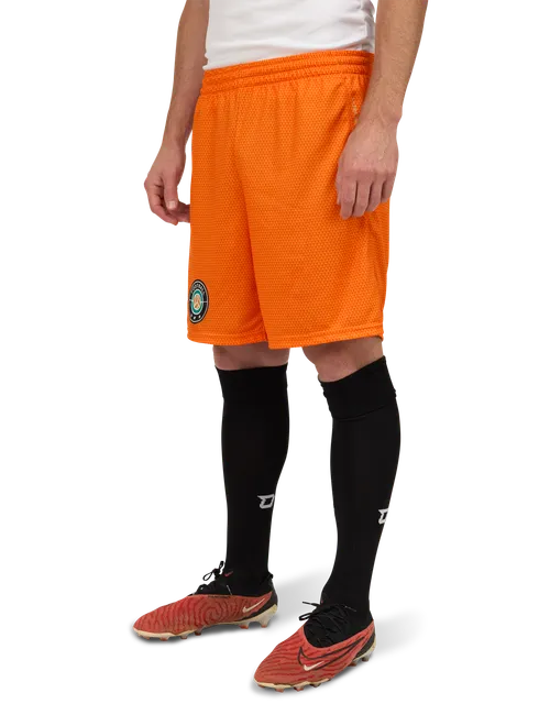  Le modèle mesure 176 cm et porte une taille  4