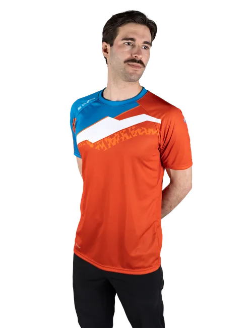  Le modèle mesure 182 cm et porte une taille  6