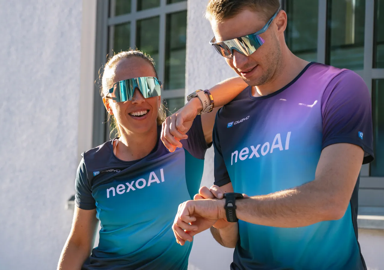 Deux personnes habillées de manière sportive dans des t-shirts personnalisés s'amusent en regardant leurs montres.