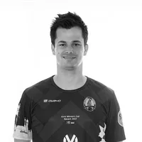 Un homme porte un maillot de sport personnalisé noir et blanc à motif géométrique, avec le logo owayo, un blason de club et l'inscription 'Euro Winners Cup Nazaré 2022'.