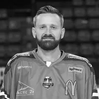 Un homme barbu porte un maillot de hockey avec plusieurs logos de sponsors, dont le logo d'owayo.