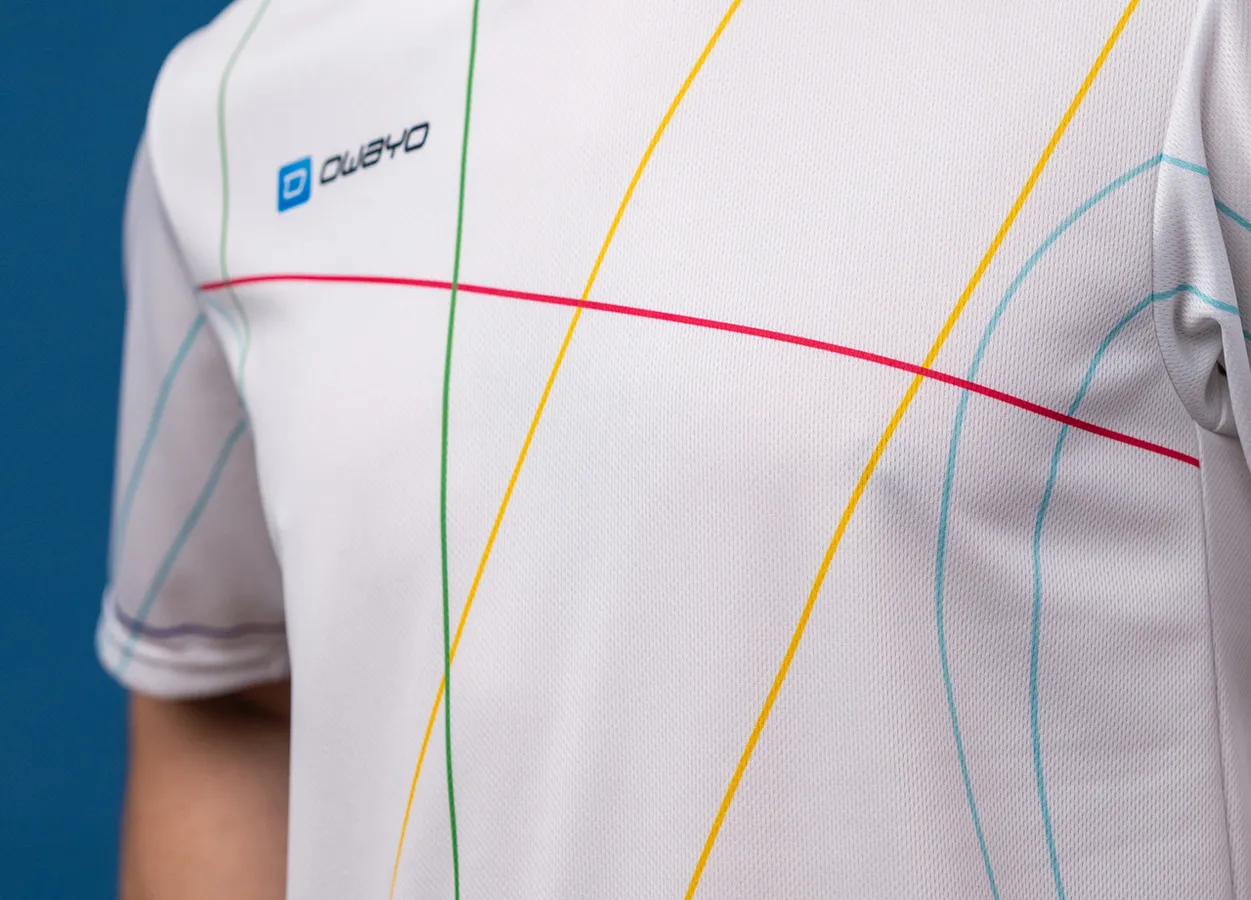 Un gros plan d'un maillot de sport blanc avec des lignes colorées en rouge, jaune, vert et bleu.