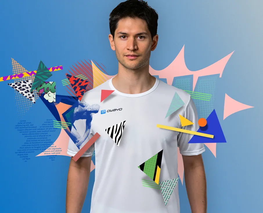 Un homme porte un t-shirt de sport blanc et se tient devant un fond graphique coloré.